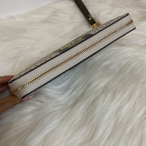 Michael Kors Jet Set Continental Wallet - Picture 5 of 16